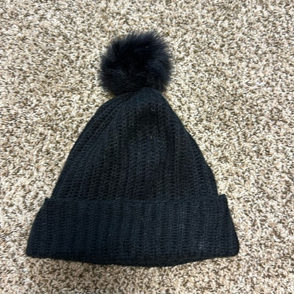 EUC Old Navy beanie with pompom - Picture 1 of 2